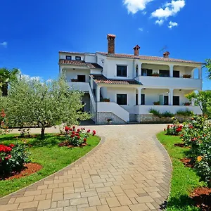  Apartment Mira Kroatien